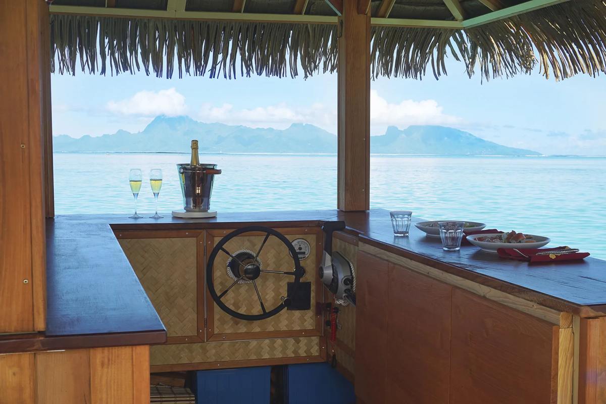 Le poste de pilotage et le bar avec champagne, Moorea à l'horizon