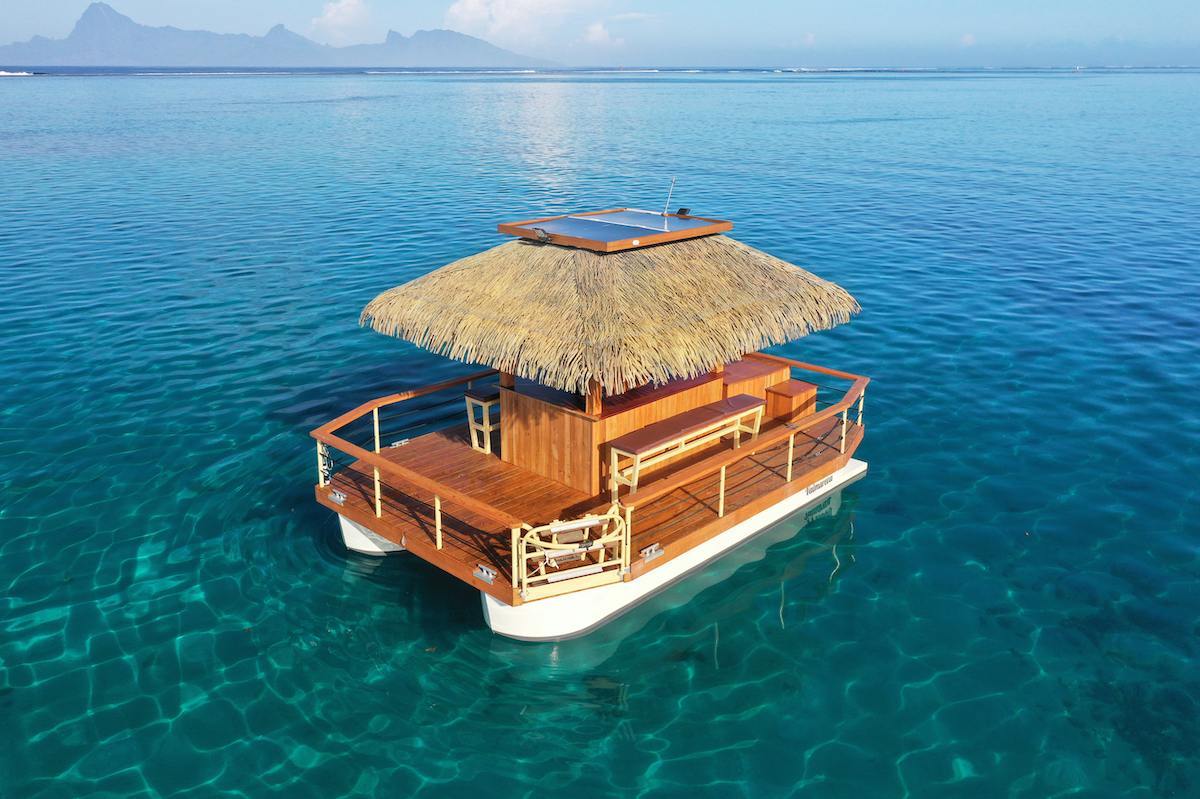 Le Vaimareva sur l'eau bleue, Moorea en arrière-plan
